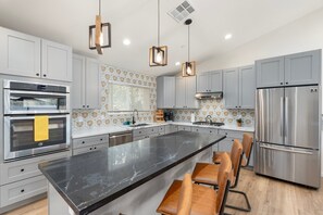 Fridge, microwave, oven, stovetop - 5 min to Old Town + Pool + Putting Green + BBQ (Scottsdale)