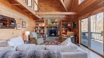 Una Smart TV, una chimenea, videojuegos