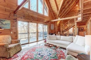 Smart TV, fireplace, video games - Resting Retreat - Play Arcades, Soak in the Hot Tub + More! (Jasper)