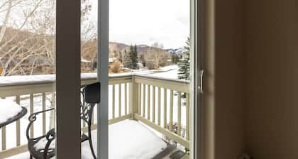 Enjoy this Spacious Pet Friendly Townhome Minutes from Vail & Beaver Creek