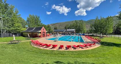 Enjoy this Spacious Pet Friendly Townhome Minutes from Vail & Beaver Creek