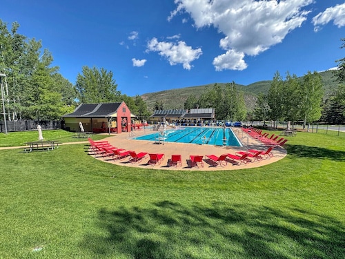 Enjoy this Spacious Pet Friendly  Townhome Minutes from Vail & Beaver Creek