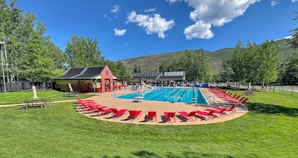 Enjoy this Spacious Pet Friendly Townhome Minutes from Vail & Beaver Creek