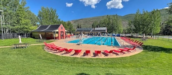 Enjoy this Spacious Pet Friendly Townhome Minutes from Vail & Beaver Creek