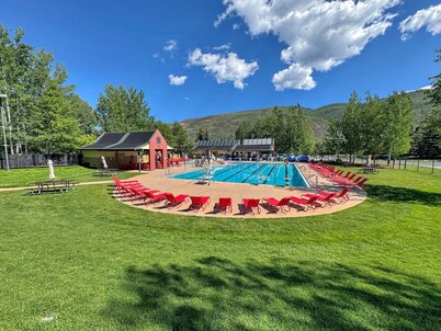 Enjoy this Spacious Pet Friendly Townhome Minutes from Vail & Beaver Creek