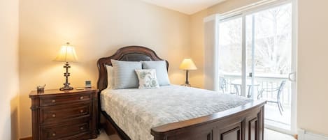 4 habitaciones, escritorio y tabla de planchar con plancha