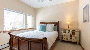 4 chambres, bureau, fer et planche à repasser, lit parapluie