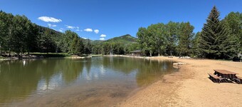 Enjoy this Spacious Pet Friendly  Townhome Minutes from Vail & Beaver Creek