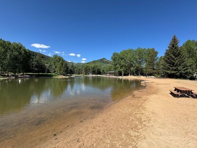 Enjoy this Spacious Pet Friendly  Townhome Minutes from Vail & Beaver Creek