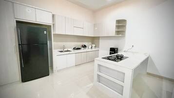 Lemari es besar, penanak nasi, dan peralatan masak/sendok-piring