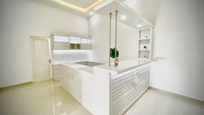 Full-size fridge, rice cooker, cookware/dishes/utensils, freezer - RRR Luxury Villas (Cisarua)