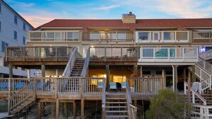 Une propriété située en bord de mer, dotée de plusieurs terrasses et d’espaces de détente en plein air.