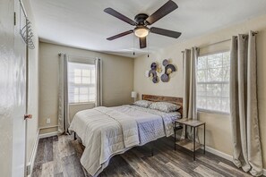 4 habitaciones, tabla de planchar con plancha y cuna de viaje