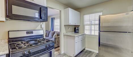 Refrigerador, microondas, horno, placa de cocina