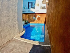 Pool - 1-bedroom Penthouse with AC, and Wi-Fi in Zihuatanejo. 4 min La Madera Beach. (Zihuatanejo)