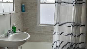 Sèche-cheveux, serviettes fournies, savon, shampoing