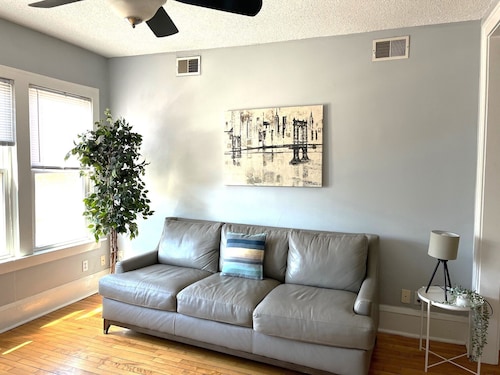 Light filled 2-bedroom apartment near Saint Paul Downtown