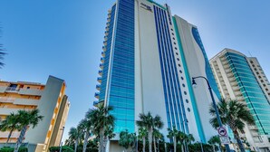 Un hôtel de grande hauteur au design moderne, reconnaissable à son imposante enseigne « Ocean One ».
