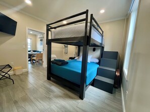 1 Schlafzimmer, Zimmersafe, Schreibtisch, Bügeleisen/Bügelbrett