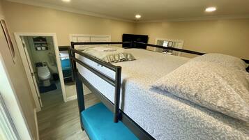 1 makuuhuone, tallelokero huoneessa, työpöytä, silitysrauta/-lauta