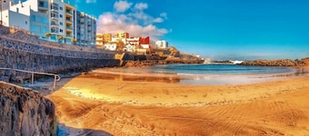 Ferienwohnung 'Luminoso Piso Con Vista Al Mar' mit Meerblick, privatem Pool und Wi-Fi