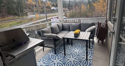 Family-sized condo with boat slip, games room, Gym & deck, pool & hottub.