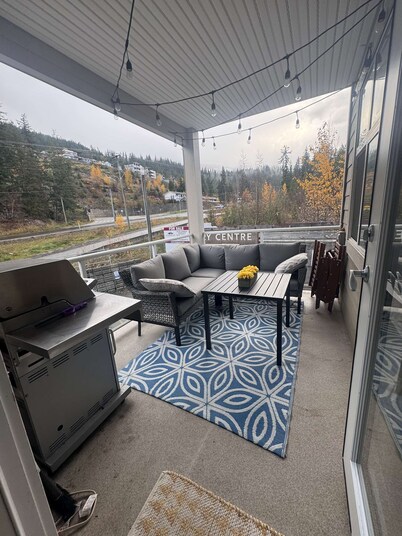 Family-sized condo with boat slip, games room, Gym & deck, pool & hottub. 