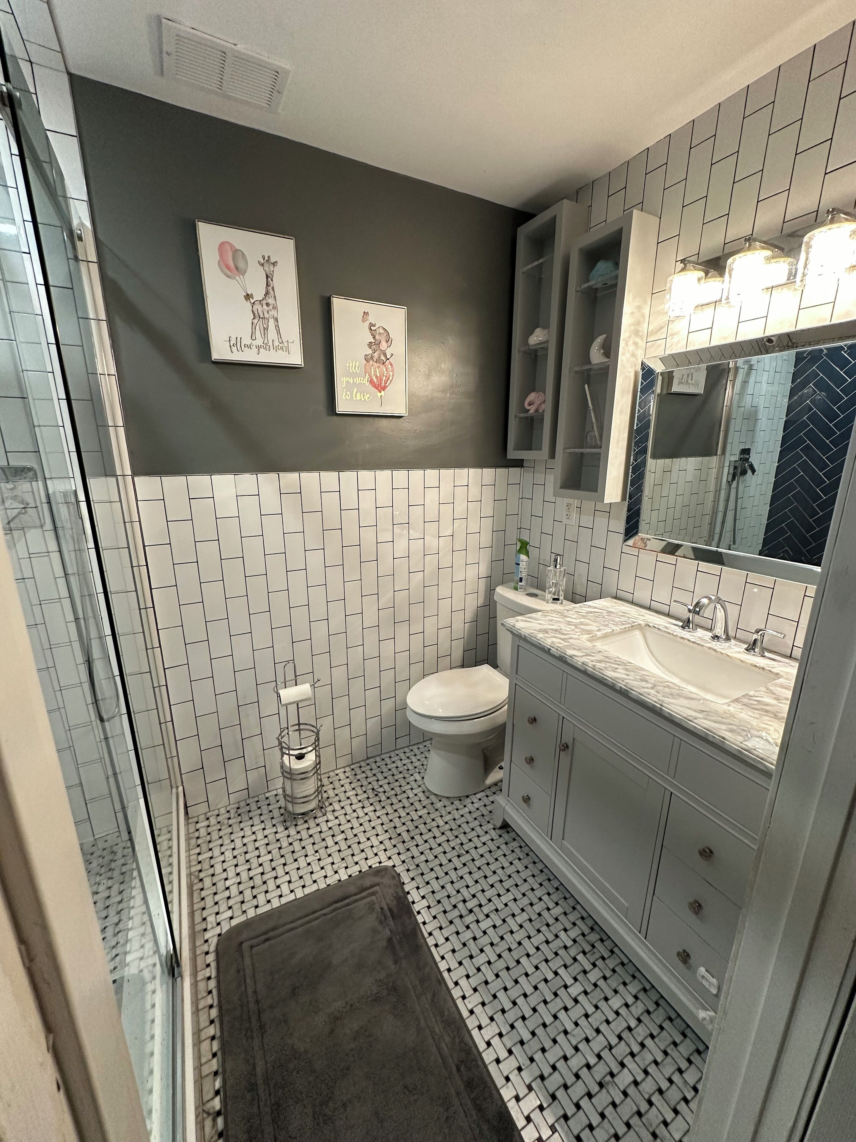 Regadera, secadora de cabello, bidet, toallas 