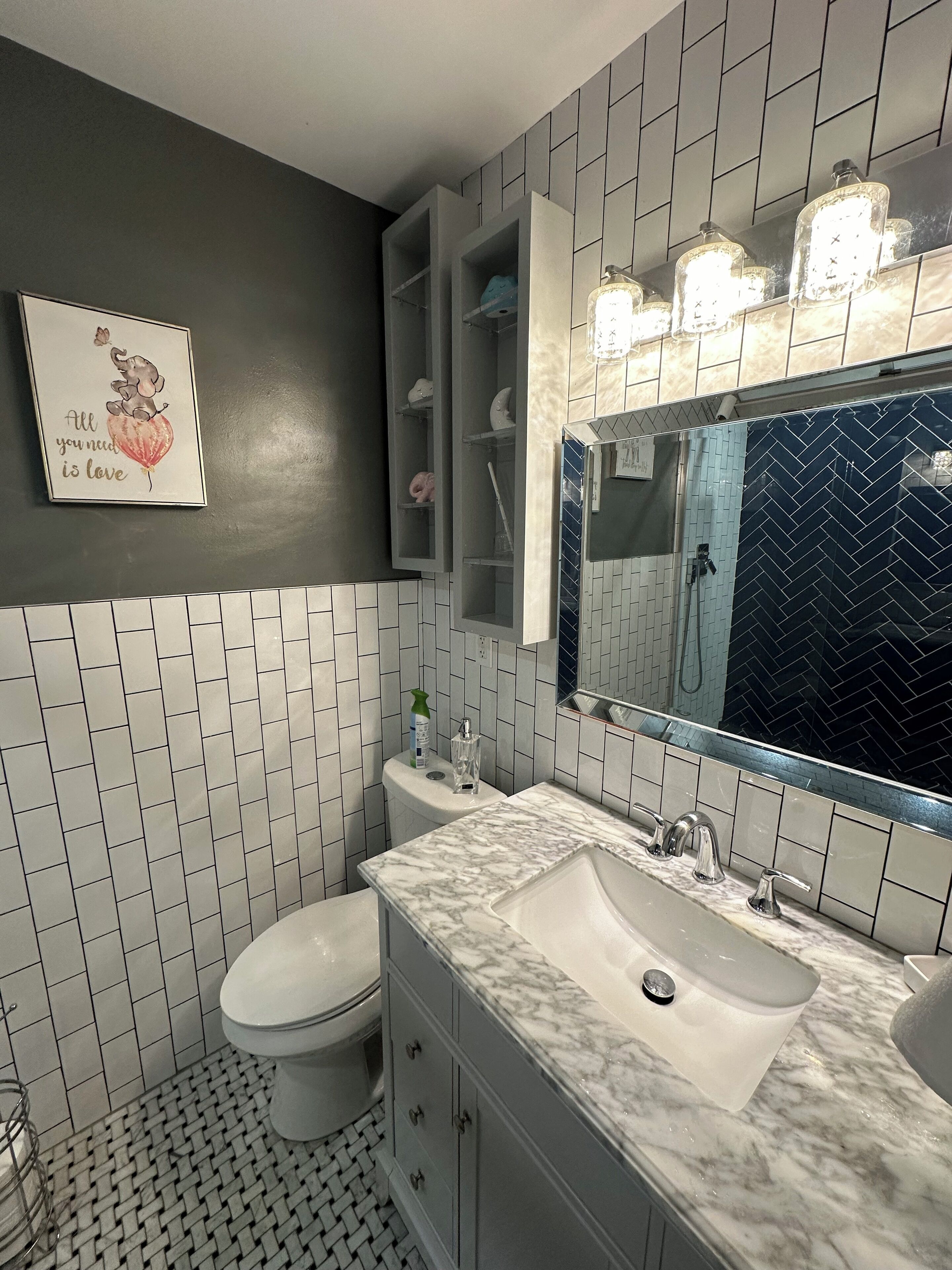 Douche, sèche-cheveux, bidet, serviettes fournies