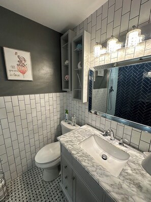 Een douche, een haardroger, een bidet, handdoeken
