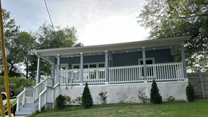 A two-story house with a covered porch, a front staircase, and a fenced yard. -  4-bedroom house / 2 suite. Total 3 amazing  bathrooms Marietta with AC, WiFi (Marietta)