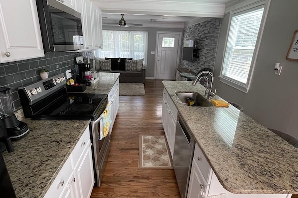 Kjøleskap, mikrobølgeovn, ovn og kokeplater