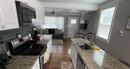 4-bedroom house / 2 suite. Total 3 amazing bathrooms Marietta with AC, WiFi