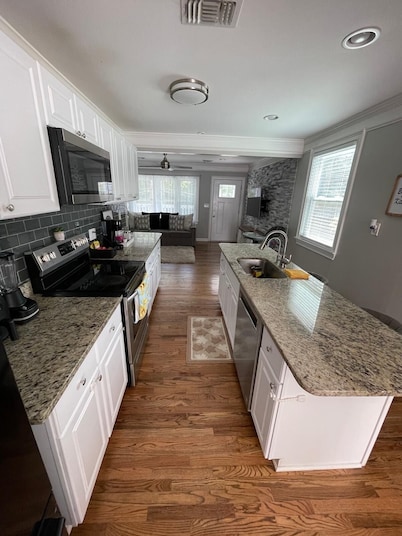 4-bedroom house / 2 suite. Total 3 amazing bathrooms Marietta with AC, WiFi