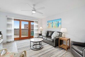 Un futbolín, una mesa de tenis de mesa, libros