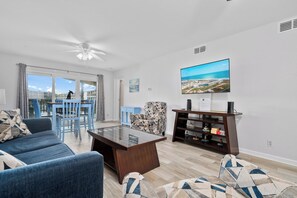 Tv, bordsfotboll, ett bordtennisbord och böcker