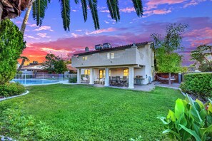 Exterior - 5 Mins to Strip Vegas Villa Pool Yard Gather Fun! (Las Vegas)