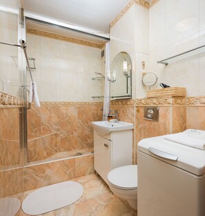 Dusche, kostenlose Toilettenartikel, Haartrockner, Handtücher