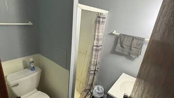 Dusch, hårtork, handdukar och tvål