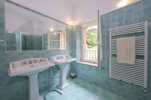 Bruser, hårtørrer, bidet, håndklæder