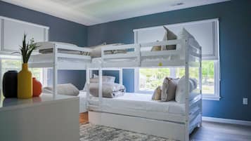 5 habitaciones, escritorio, tabla de planchar con plancha y wifi