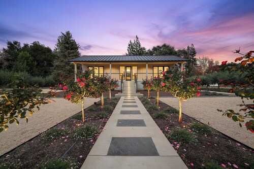 Luxury cottage minutes from Yountville with Pool/SPA Access