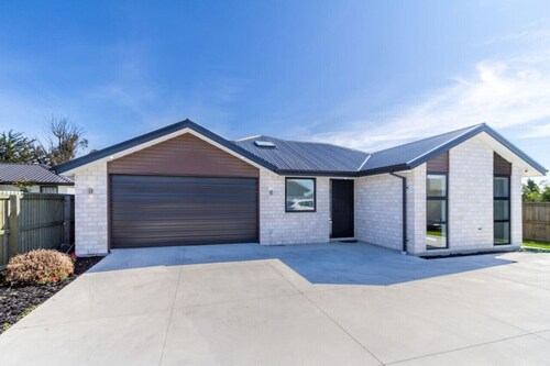 Cozy Hornby Bungalow with Garage