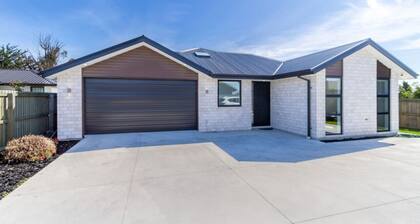 Cozy Hornby Bungalow with Garage