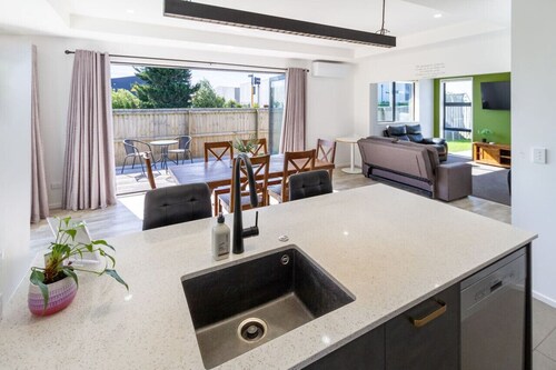 Cozy Hornby Bungalow with Garage