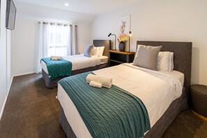 3 bedrooms, iron/ironing board, free WiFi, bed sheets - Charming 3 Bedroom Escape with Carpark (Christchurch)