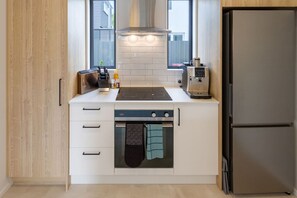 Køleskab, mikrobølgeovn, ovn, kogeplade