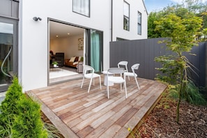 Outdoor dining - Charming 3 Bedroom Escape with Carpark (Christchurch)
