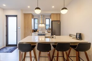 Réfrigérateur, four à micro-ondes, un four, surface de cuisson