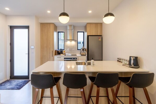 Fridge, microwave, oven, stovetop - Charming 3 Bedroom Escape with Carpark (Christchurch)